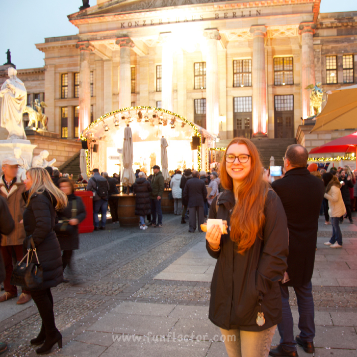 Live music on the stage and a delicious Tühringer bratwurst at the Gendarmenmarkt Christmas market in Berlin.
